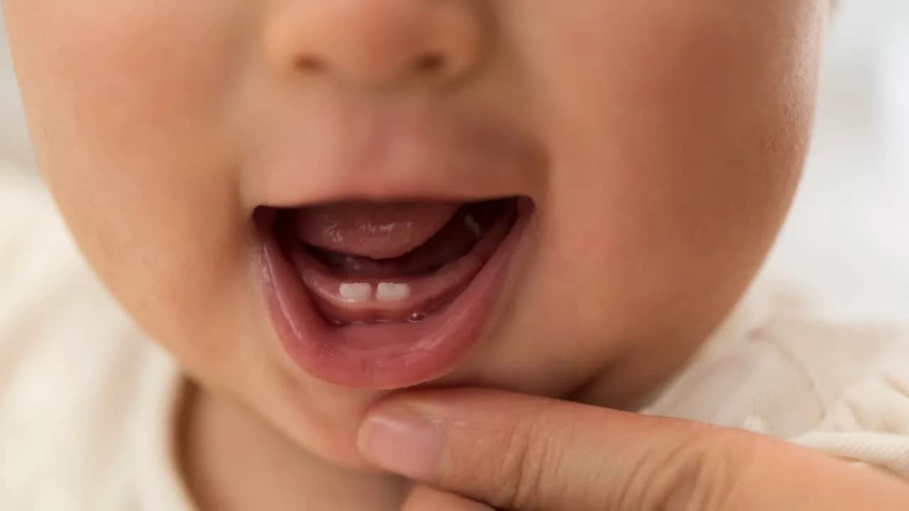 Ząbkowanie: jak długo trwa i jak skutecznie ulżyć dziecku w bólu?