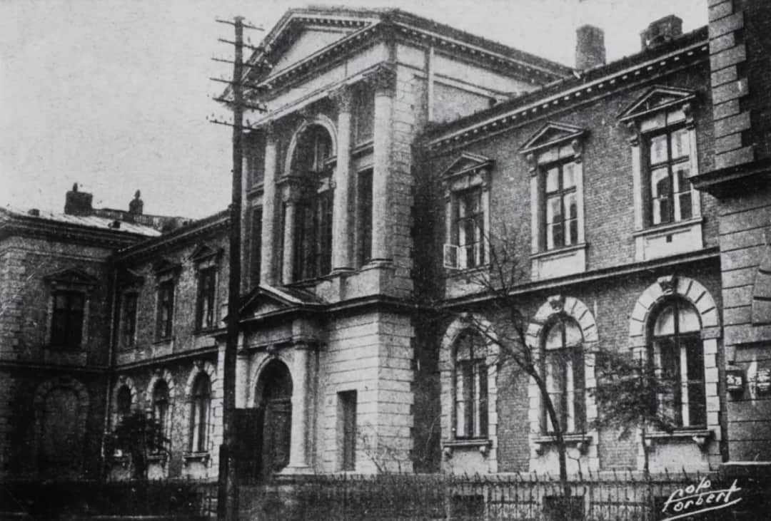 Ząb w drugim rzędzie? Co robić, gdy rośnie poza łukiem?