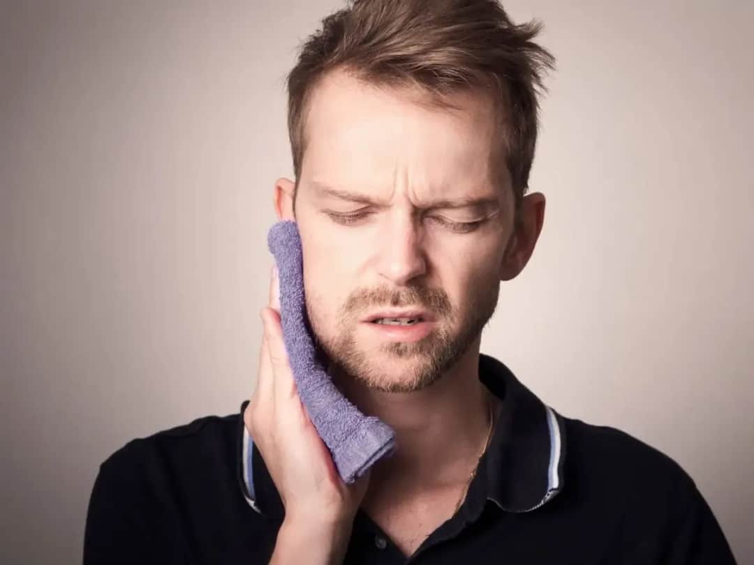 Ile nie pić alkoholu po wyrwaniu zęba? Uniknij powikłań!