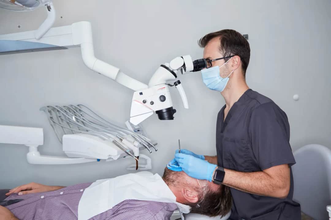 Dentysta czy stomatolog? Jeden zawód, dwie nazwy wyjaśniamy!