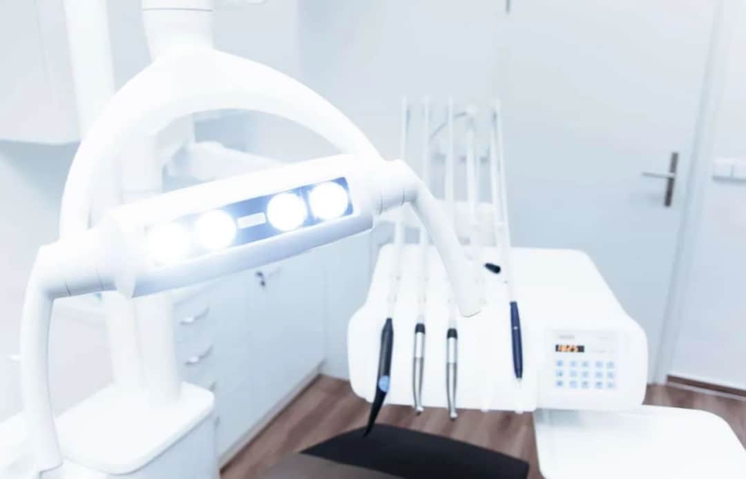 Szczoteczka soniczna a plomby: Czy twoje wypełnienia są bezpieczne?